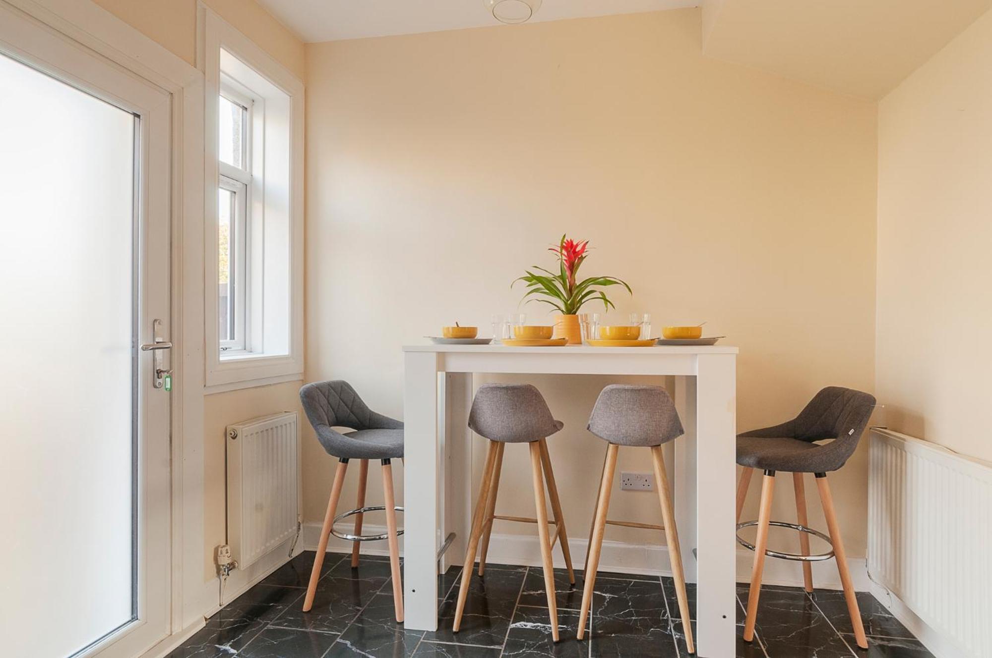 2 Bed Property, Sleeps 5, Free Parking, Near City Centre EDI Kültér fotó